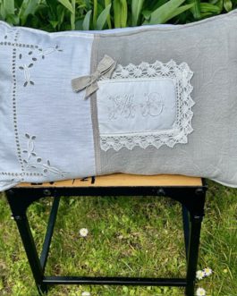 Coussin rectangulaire gris en tissu matelassé et monogramme MD