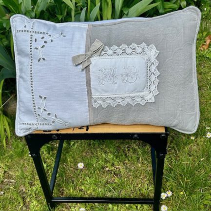 Coussin rectangulaire gris en tissu matelassé et monogramme MD – Image 2