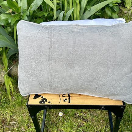 Coussin rectangulaire gris en tissu matelassé et monogramme MD – Image 3