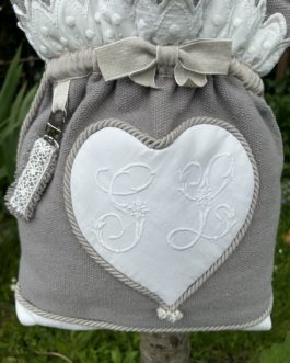 Sac ‘’cœur’’ style Shabby chic, gris et blanc monogramme SL