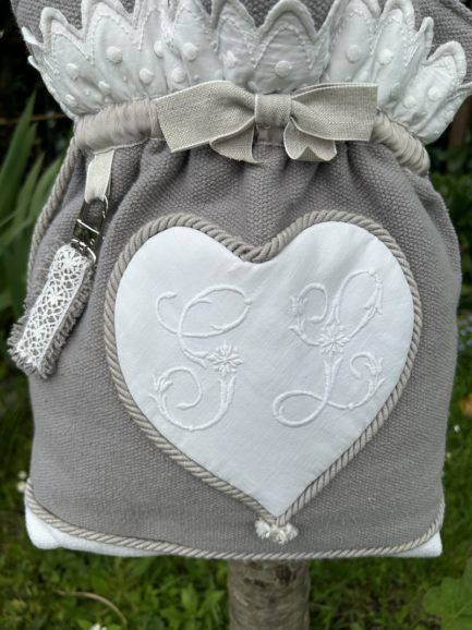 Sac ‘’cœur’’ style Shabby chic, gris et blanc monogramme SL