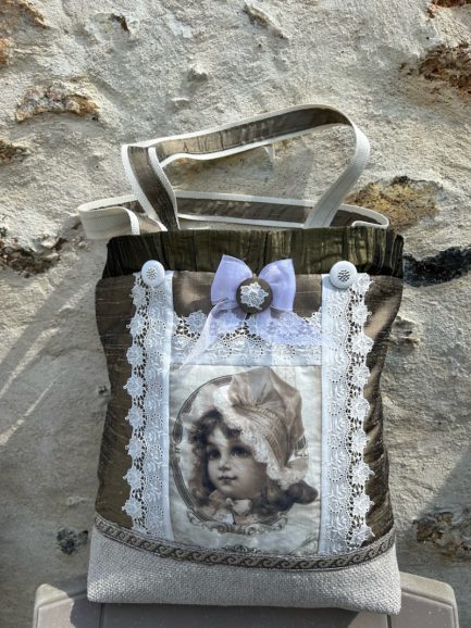 Sac romantique en soie bronze et poupée ancienne