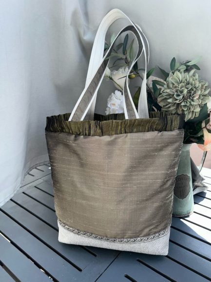Sac romantique en soie bronze et poupée ancienne – Image 2