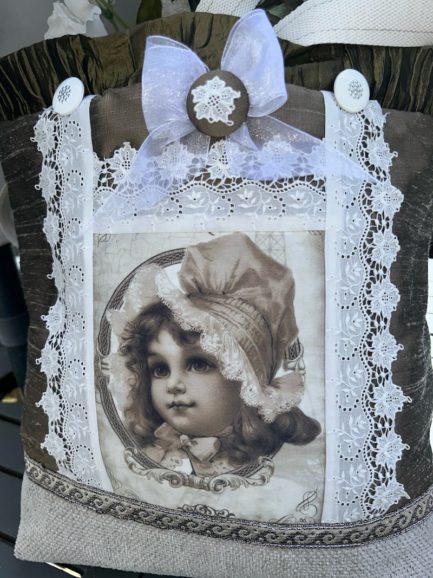 Sac romantique en soie bronze et poupée ancienne – Image 3