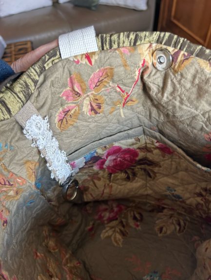 Sac romantique en soie bronze et poupée ancienne – Image 4