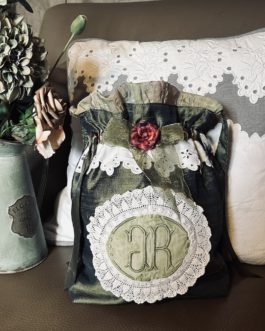 Joli sac en soie verte et monogramme JR.