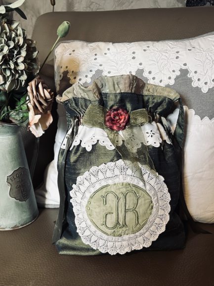 Joli sac en soie verte et monogramme JR.