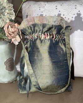 Joli sac en soie verte et monogramme JR.