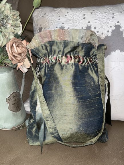 Joli sac en soie verte et monogramme JR. – Image 2