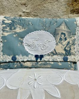 Jolie, petite pochette, en toile de jouy et monogramme.