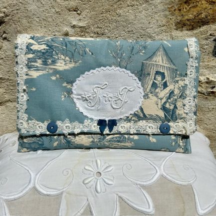 Jolie, petite pochette, en toile de jouy et monogramme.