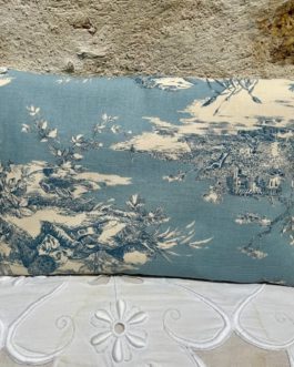 Jolie, petite pochette, en toile de jouy et monogramme.