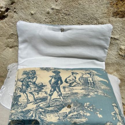 Jolie, petite pochette, en toile de jouy et monogramme. – Image 3
