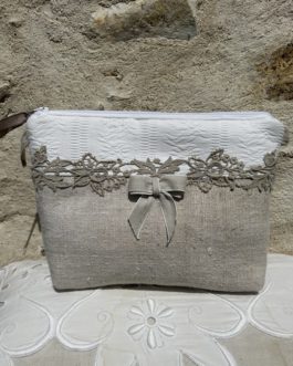 Trousse en coton piqué blanc et chanvre, noeud et dentelle fine.