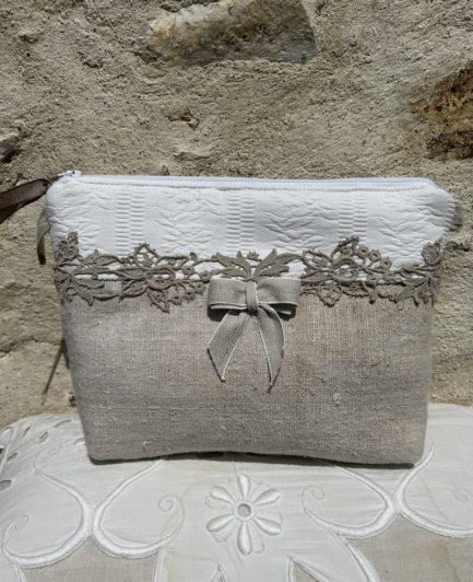 Trousse en coton piqué blanc et chanvre, noeud et dentelle fine.
