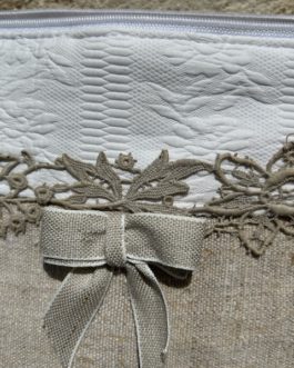 Trousse en coton piqué blanc et chanvre, noeud et dentelle fine.