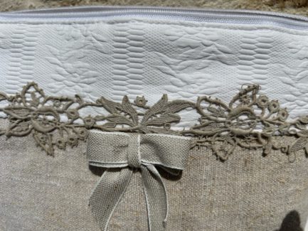 Trousse en coton piqué blanc et chanvre, noeud et dentelle fine. – Image 2