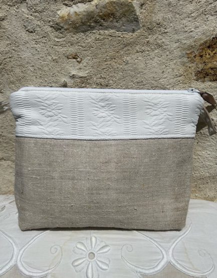 Trousse en coton piqué blanc et chanvre, noeud et dentelle fine. – Image 3
