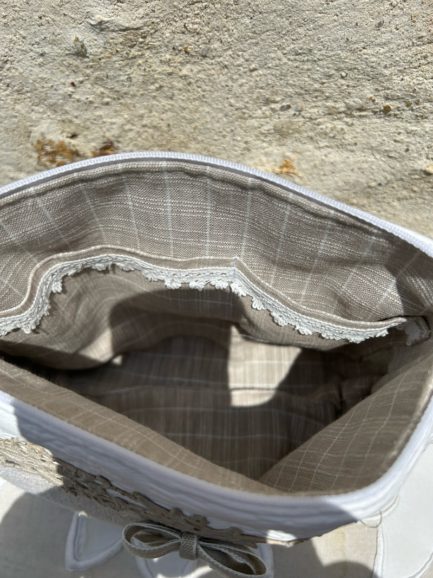Trousse en coton piqué blanc et chanvre, noeud et dentelle fine. – Image 4