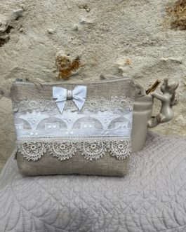 Petite trousse à maquillage en lin et dentelle très fine.