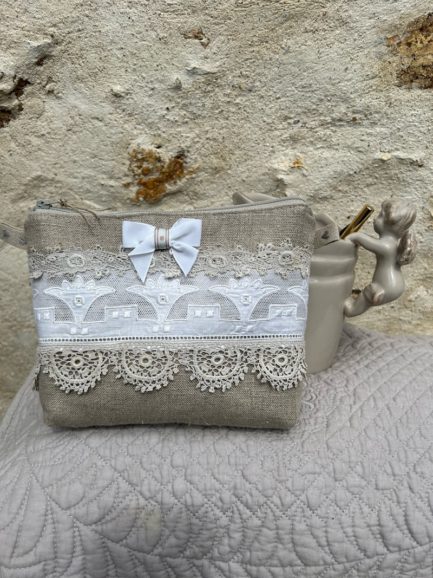 Petite trousse à maquillage en lin et dentelle très fine.