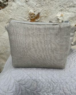 Petite trousse à maquillage en lin et dentelle très fine.