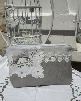 Trousse grise en dentelle anglaise