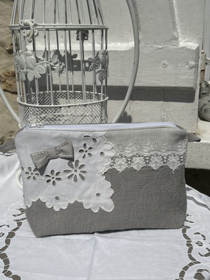 Trousse grise en dentelle anglaise