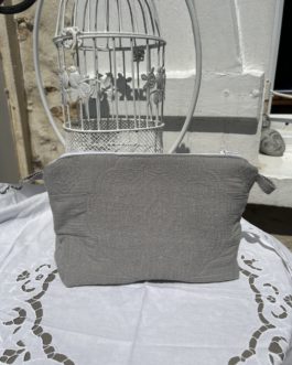 Trousse grise en dentelle anglaise