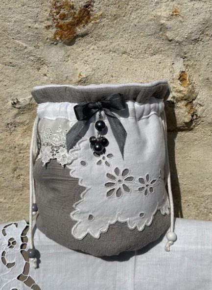 Pochon rond gris souris, dentelle anglaise