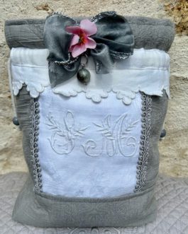 Petit sac pochon ‘’style shabby ‘’gris en dentelle festonnée et monogramme SM