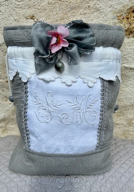 Petit sac pochon ‘’style shabby ‘’gris en dentelle festonnée et monogramme SM