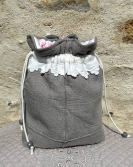 Petit sac pochon ‘’style shabby ‘’gris en dentelle festonnée et monogramme SM