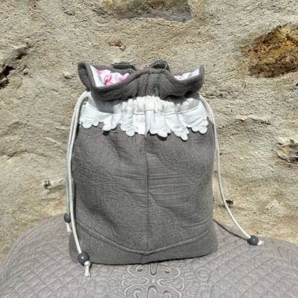 Petit sac pochon ‘’style shabby ‘’gris en dentelle festonnée et monogramme SM – Image 2