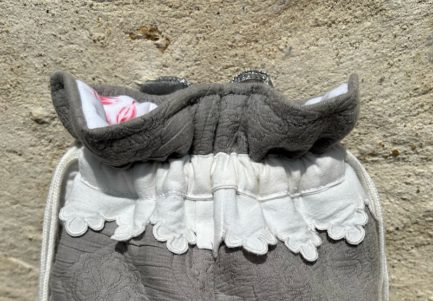 Petit sac pochon ‘’style shabby ‘’gris en dentelle festonnée et monogramme SM – Image 3